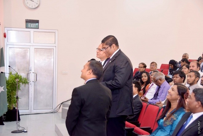 ސެޕްޓެމްބަރ 1، 2015: 3 ވަނަ ބައިނަލްއަގުވާމީ ޓީޗަރުންގެ ކޮންފަރެންސް ހުޅުވުމުގެ ރަސްމިއްޔާތުގެ ތެރެއިން -- ސަންފޮޓޯ/ އަލީ ނަސީރު