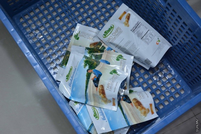 ފުނާޑު ކޯޕްރޭޓިވްސް އިން އުފައްދާ އަލަ ޗިޕްސް އަކީ މުޅި ރާއްޖޭގައި މަގުބޫލުކަން ހޯދަމުން އަންނަ ފުވައްމުލަކުގެ އަމިއްލަ އުފެއްދުމެއް -- ސަން ފޮޓޯ/ ފަޔާޒު މޫސާ