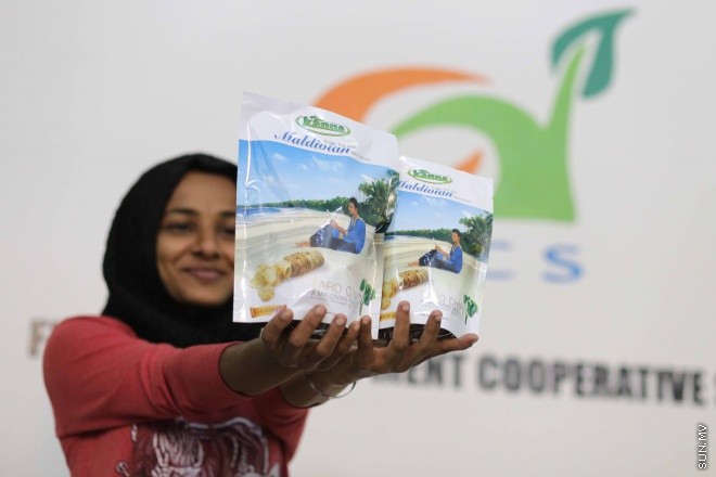 ފުނާޑު ކޯޕްރޭޓިވްސް އިން އުފައްދާ އަލަ ޗިޕްސް އަކީ މުޅި ރާއްޖޭގައި މަގުބޫލުކަން ހޯދަމުން އަންނަ ފުވައްމުލަކުގެ އަމިއްލަ އުފެއްދުމެއް -- ސަން ފޮޓޯ/ ފަޔާޒު މޫސާ