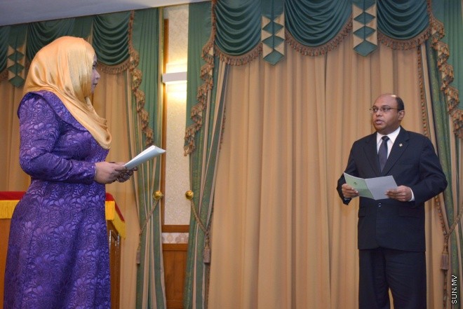 ސެޕްޓެމްބަރ 13، 2015: ހިއުމަންރައިޓްސް ކޮމިޝަން އޮފް ދަ މޯލްޑިވްސްގެ މެމްބަރު ކަމަށް ސ. ހިތަދޫ، ޝުމައިސް، ނައިވީން އަބްދުﷲ އައްޔަން ކުރެއްވުން -- ސަން ފޮޓޯ/ފަޔާޒު މޫސާ