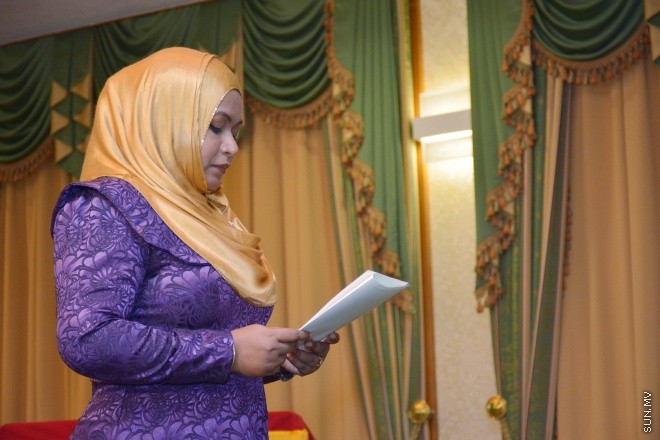 ސެޕްޓެމްބަރ 13، 2015: ހިއުމަންރައިޓްސް ކޮމިޝަން އޮފް ދަ މޯލްޑިވްސްގެ މެމްބަރު ކަމަށް ސ. ހިތަދޫ، ޝުމައިސް، ނައިވީން އަބްދުﷲ އައްޔަން ކުރެއްވުން -- ސަން ފޮޓޯ/ފަޔާޒު މޫސާ