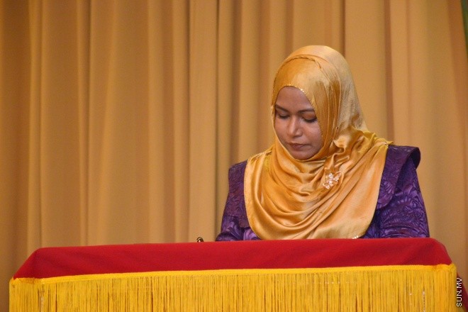 ސެޕްޓެމްބަރ 13، 2015: ހިއުމަންރައިޓްސް ކޮމިޝަން އޮފް ދަ މޯލްޑިވްސްގެ މެމްބަރު ކަމަށް ސ. ހިތަދޫ، ޝުމައިސް، ނައިވީން އަބްދުﷲ އައްޔަން ކުރެއްވުން -- ސަން ފޮޓޯ/ފަޔާޒު މޫސާ