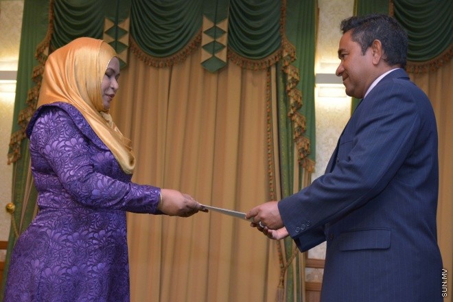 ސެޕްޓެމްބަރ 13، 2015: ހިއުމަންރައިޓްސް ކޮމިޝަން އޮފް ދަ މޯލްޑިވްސްގެ މެމްބަރު ކަމަށް ސ. ހިތަދޫ، ޝުމައިސް، ނައިވީން އަބްދުﷲ އައްޔަން ކުރެއްވުން -- ސަން ފޮޓޯ/ފަޔާޒު މޫސާ