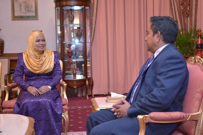 ސެޕްޓެމްބަރ 13، 2015: ހިއުމަންރައިޓްސް ކޮމިޝަން އޮފް ދަ މޯލްޑިވްސްގެ މެމްބަރު ކަމަށް ސ. ހިތަދޫ، ޝުމައިސް، ނައިވީން އަބްދުﷲ އައްޔަން ކުރެއްވުން -- ސަން ފޮޓޯ/ފަޔާޒު މޫސާ