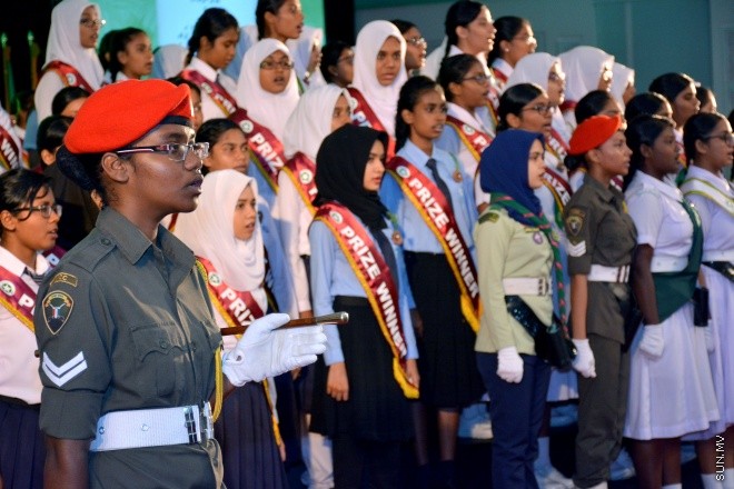 ސެޕްޓެންބަރު 14، 2015: އަމީނިއްޔާ ސުކޫލުގެ އަހަރީ އިނާމު ދިނުމަށް މިރޭ ދަރުބާރުގޭ ރަންނަބަނޑޭރި މާލަމުގައި ބޭއްވި ރަސްމިއްޔާތުގެ ތެރެއިން: ސަން ފޮޓޯ/ ޔުސުފް ސޮފްވާން (ސޮއްޕެ)