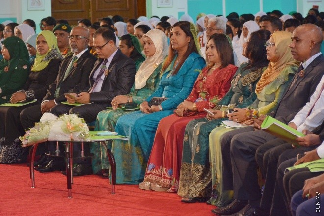 ސެޕްޓެންބަރު 14، 2015: އަމީނިއްޔާ ސުކޫލުގެ އަހަރީ އިނާމު ދިނުމަށް މިރޭ ދަރުބާރުގޭ ރަންނަބަނޑޭރި މާލަމުގައި ބޭއްވި ރަސްމިއްޔާތުގެ ތެރެއިން: ސަން ފޮޓޯ/ ޔުސުފް ސޮފްވާން (ސޮއްޕެ)