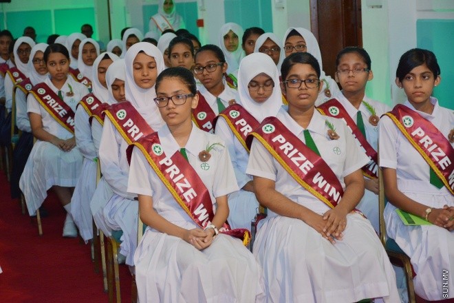 ސެޕްޓެންބަރު 14، 2015: އަމީނިއްޔާ ސުކޫލުގެ އަހަރީ އިނާމު ދިނުމަށް މިރޭ ދަރުބާރުގޭ ރަންނަބަނޑޭރި މާލަމުގައި ބޭއްވި ރަސްމިއްޔާތުގެ ތެރެއިން: ސަން ފޮޓޯ/ ޔުސުފް ސޮފްވާން (ސޮއްޕެ)