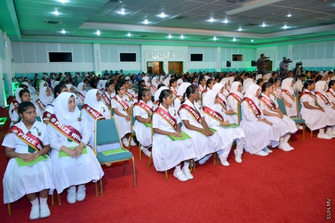 ސެޕްޓެންބަރު 14، 2015: އަމީނިއްޔާ ސުކޫލުގެ އަހަރީ އިނާމު ދިނުމަށް މިރޭ ދަރުބާރުގޭ ރަންނަބަނޑޭރި މާލަމުގައި ބޭއްވި ރަސްމިއްޔާތުގެ ތެރެއިން: ސަން ފޮޓޯ/ ޔުސުފް ސޮފްވާން (ސޮއްޕެ)