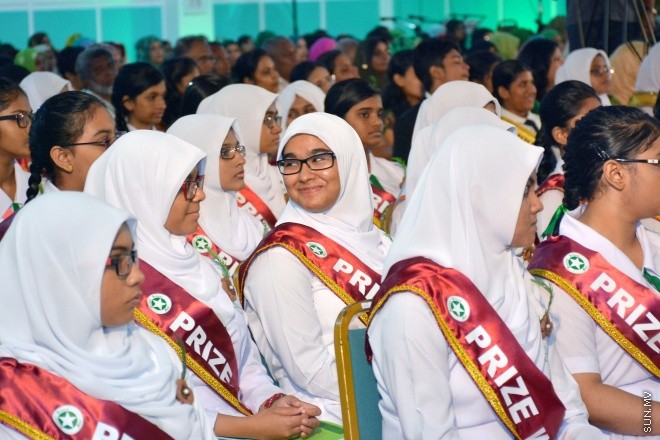 ސެޕްޓެންބަރު 14، 2015: އަމީނިއްޔާ ސުކޫލުގެ އަހަރީ އިނާމު ދިނުމަށް މިރޭ ދަރުބާރުގޭ ރަންނަބަނޑޭރި މާލަމުގައި ބޭއްވި ރަސްމިއްޔާތުގެ ތެރެއިން: ސަން ފޮޓޯ/ ޔުސުފް ސޮފްވާން (ސޮއްޕެ)