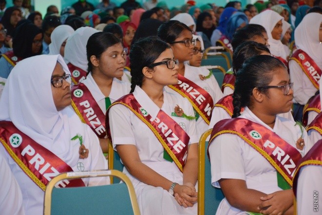 ސެޕްޓެންބަރު 14، 2015: އަމީނިއްޔާ ސުކޫލުގެ އަހަރީ އިނާމު ދިނުމަށް މިރޭ ދަރުބާރުގޭ ރަންނަބަނޑޭރި މާލަމުގައި ބޭއްވި ރަސްމިއްޔާތުގެ ތެރެއިން: ސަން ފޮޓޯ/ ޔުސުފް ސޮފްވާން (ސޮއްޕެ)