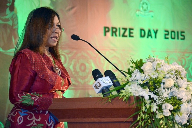 ސެޕްޓެންބަރު 14، 2015: އަމީނިއްޔާ ސުކޫލުގެ އަހަރީ އިނާމު ދިނުމަށް މިރޭ ދަރުބާރުގޭ ރަންނަބަނޑޭރި މާލަމުގައި ބޭއްވި ރަސްމިއްޔާތުގެ ތެރެއިން: ސަން ފޮޓޯ/ ޔުސުފް ސޮފްވާން (ސޮއްޕެ)