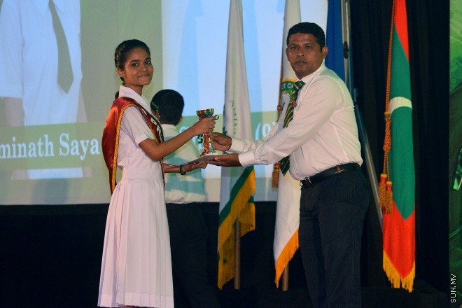 ސެޕްޓެންބަރު 14، 2015: އަމީނިއްޔާ ސުކޫލުގެ އަހަރީ އިނާމު ދިނުމަށް މިރޭ ދަރުބާރުގޭ ރަންނަބަނޑޭރި މާލަމުގައި ބޭއްވި ރަސްމިއްޔާތުގެ ތެރެއިން: ސަން ފޮޓޯ/ ޔުސުފް ސޮފްވާން (ސޮއްޕެ)