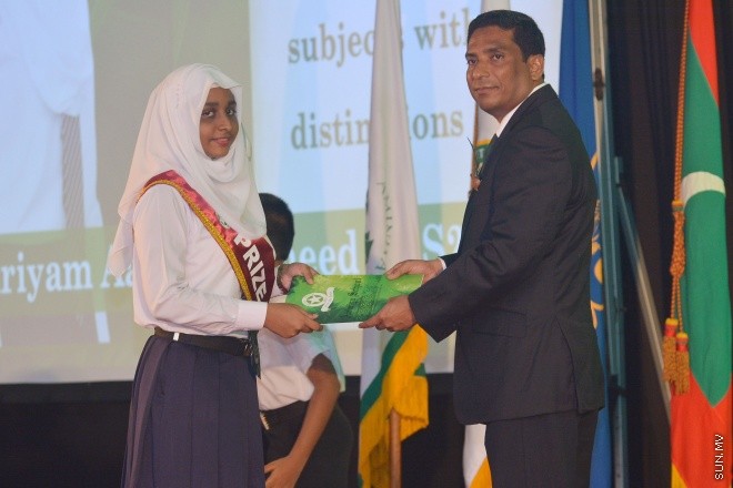 ސެޕްޓެންބަރު 14، 2015: އަމީނިއްޔާ ސުކޫލުގެ އަހަރީ އިނާމު ދިނުމަށް މިރޭ ދަރުބާރުގޭ ރަންނަބަނޑޭރި މާލަމުގައި ބޭއްވި ރަސްމިއްޔާތުގެ ތެރެއިން: ސަން ފޮޓޯ/ ޔުސުފް ސޮފްވާން (ސޮއްޕެ)