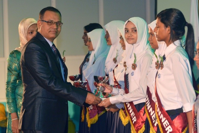ސެޕްޓެންބަރު 14، 2015: އަމީނިއްޔާ ސުކޫލުގެ އަހަރީ އިނާމު ދިނުމަށް މިރޭ ދަރުބާރުގޭ ރަންނަބަނޑޭރި މާލަމުގައި ބޭއްވި ރަސްމިއްޔާތުގެ ތެރެއިން: ސަން ފޮޓޯ/ ޔުސުފް ސޮފްވާން (ސޮއްޕެ)