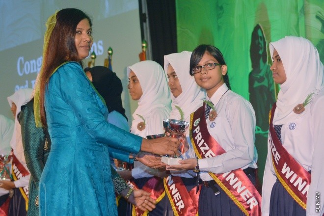 ސެޕްޓެންބަރު 14، 2015: އަމީނިއްޔާ ސުކޫލުގެ އަހަރީ އިނާމު ދިނުމަށް މިރޭ ދަރުބާރުގޭ ރަންނަބަނޑޭރި މާލަމުގައި ބޭއްވި ރަސްމިއްޔާތުގެ ތެރެއިން: ސަން ފޮޓޯ/ ޔުސުފް ސޮފްވާން (ސޮއްޕެ)