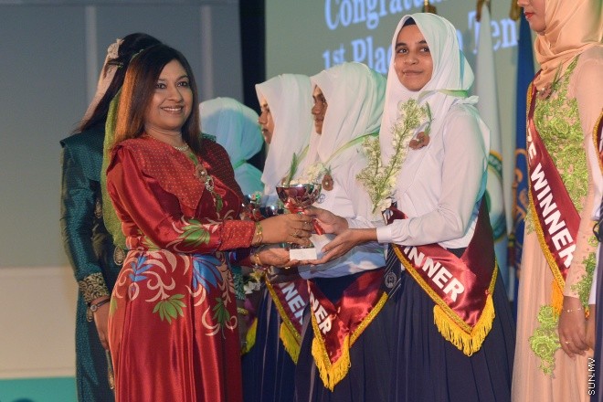 ސެޕްޓެންބަރު 14، 2015: އަމީނިއްޔާ ސުކޫލުގެ އަހަރީ އިނާމު ދިނުމަށް މިރޭ ދަރުބާރުގޭ ރަންނަބަނޑޭރި މާލަމުގައި ބޭއްވި ރަސްމިއްޔާތުގެ ތެރެއިން: ސަން ފޮޓޯ/ ޔުސުފް ސޮފްވާން (ސޮއްޕެ)