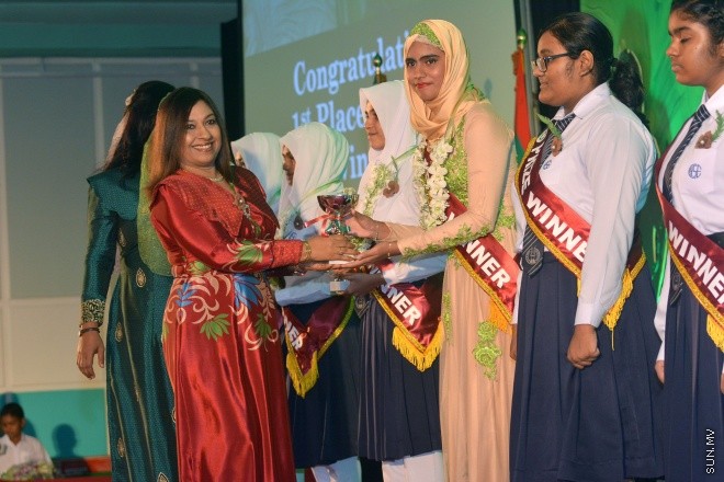 ސެޕްޓެންބަރު 14، 2015: އަމީނިއްޔާ ސުކޫލުގެ އަހަރީ އިނާމު ދިނުމަށް މިރޭ ދަރުބާރުގޭ ރަންނަބަނޑޭރި މާލަމުގައި ބޭއްވި ރަސްމިއްޔާތުގެ ތެރެއިން: ސަން ފޮޓޯ/ ޔުސުފް ސޮފްވާން (ސޮއްޕެ)
