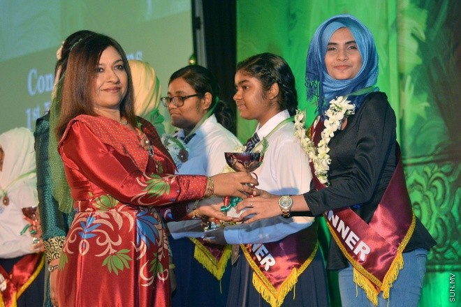 ސެޕްޓެންބަރު 14، 2015: އަމީނިއްޔާ ސުކޫލުގެ އަހަރީ އިނާމު ދިނުމަށް މިރޭ ދަރުބާރުގޭ ރަންނަބަނޑޭރި މާލަމުގައި ބޭއްވި ރަސްމިއްޔާތުގެ ތެރެއިން: ސަން ފޮޓޯ/ ޔުސުފް ސޮފްވާން (ސޮއްޕެ)