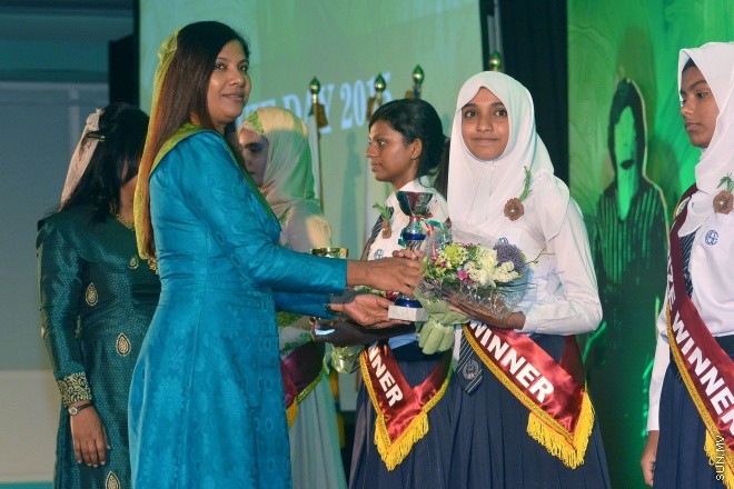 ސެޕްޓެންބަރު 14، 2015: އަމީނިއްޔާ ސުކޫލުގެ އަހަރީ އިނާމު ދިނުމަށް މިރޭ ދަރުބާރުގޭ ރަންނަބަނޑޭރި މާލަމުގައި ބޭއްވި ރަސްމިއްޔާތުގެ ތެރެއިން: ސަން ފޮޓޯ/ ޔުސުފް ސޮފްވާން (ސޮއްޕެ)