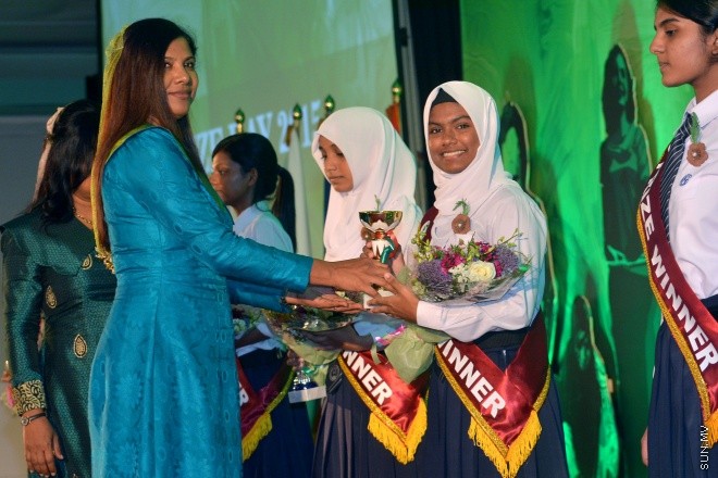 ސެޕްޓެންބަރު 14، 2015: އަމީނިއްޔާ ސުކޫލުގެ އަހަރީ އިނާމު ދިނުމަށް މިރޭ ދަރުބާރުގޭ ރަންނަބަނޑޭރި މާލަމުގައި ބޭއްވި ރަސްމިއްޔާތުގެ ތެރެއިން: ސަން ފޮޓޯ/ ޔުސުފް ސޮފްވާން (ސޮއްޕެ)