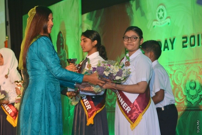 ސެޕްޓެންބަރު 14، 2015: އަމީނިއްޔާ ސުކޫލުގެ އަހަރީ އިނާމު ދިނުމަށް މިރޭ ދަރުބާރުގޭ ރަންނަބަނޑޭރި މާލަމުގައި ބޭއްވި ރަސްމިއްޔާތުގެ ތެރެއިން: ސަން ފޮޓޯ/ ޔުސުފް ސޮފްވާން (ސޮއްޕެ)