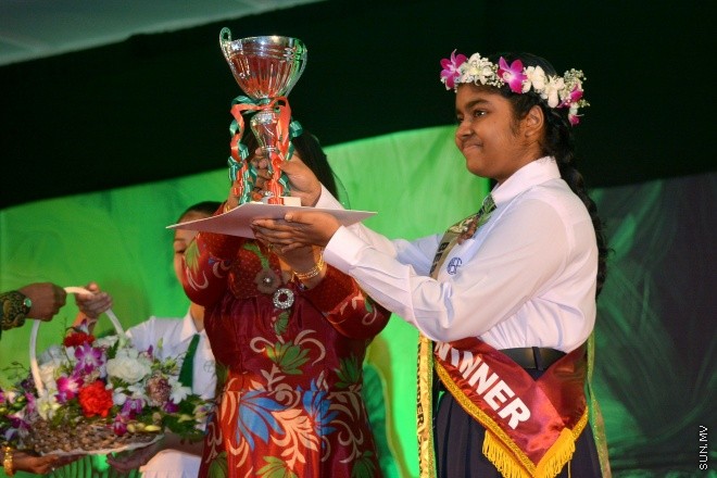 ސެޕްޓެންބަރު 14، 2015: އަމީނިއްޔާ ސުކޫލުގެ އަހަރީ އިނާމު ދިނުމަށް މިރޭ ދަރުބާރުގޭ ރަންނަބަނޑޭރި މާލަމުގައި ބޭއްވި ރަސްމިއްޔާތުގެ ތެރެއިން: ސަން ފޮޓޯ/ ޔުސުފް ސޮފްވާން (ސޮއްޕެ)