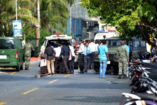 ސެޕްޓެމްބަރު 28، 2015: ހައްޖުގެ އަޅުކަން އަދާކުރެއްވުމަށް ސައުދީ އަރަބިއާއަށް ކުރެއްވި ދަތުރުފުޅަށްފަހު ރައީސް ޔާމީން ހުޅުލެއިން މާލެވަޑައިގަންނަވަނިކޮށް ލޯންޗުކޮޅުގައި އެއްޗެއްގޮވައި ހިނގި ހާދިސާގެ ތެރެއިން ---- ސަން ފޮޓޯ: ޔޫސުފް ސޮފްވާން