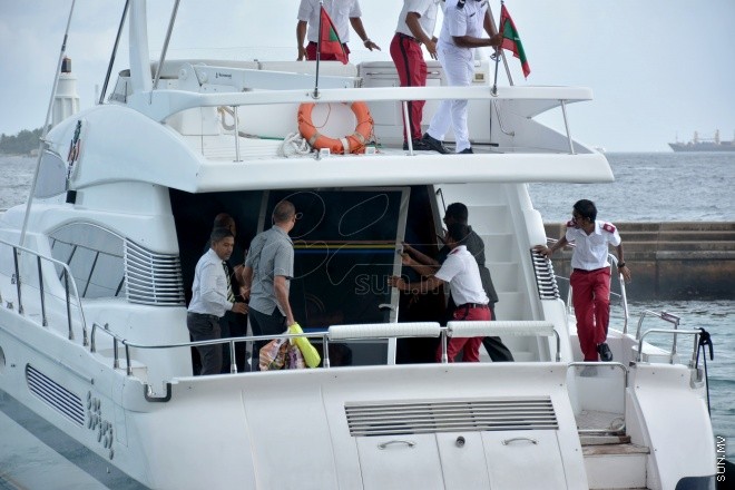 ސެޕްޓެމްބަރު 28، 2015: ހައްޖުގެ އަޅުކަން އަދާކުރެއްވުމަށް ސައުދީ އަރަބިއާއަށް ކުރެއްވި ދަތުރުފުޅަށްފަހު ރައީސް ޔާމީން ހުޅުލެއިން މާލެވަޑައިގަންނަވަނިކޮށް ލޯންޗުކޮޅުގައި އެއްޗެއްގޮވައި ހިނގި ހާދިސާގެ ތެރެއިން ---- ސަން ފޮޓޯ: ޔޫސުފް ސޮފްވާން