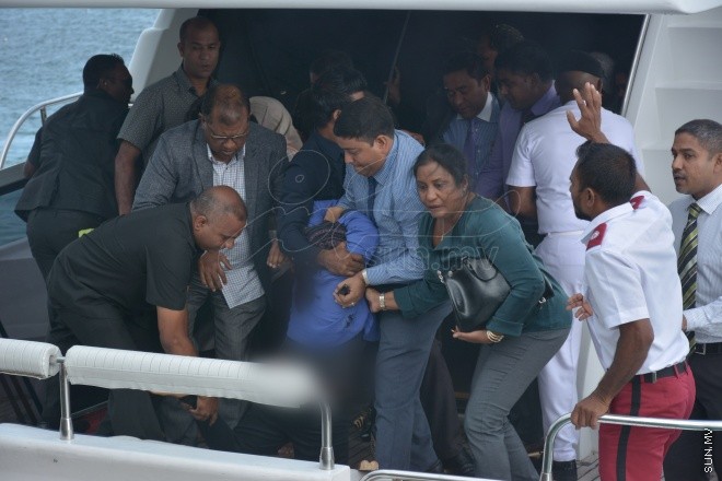 ސެޕްޓެމްބަރު 28، 2015: ހައްޖުގެ އަޅުކަން އަދާކުރެއްވުމަށް ސައުދީ އަރަބިއާއަށް ކުރެއްވި ދަތުރުފުޅަށްފަހު ރައީސް ޔާމީން ހުޅުލެއިން މާލެވަޑައިގަންނަވަނިކޮށް ލޯންޗުކޮޅުގައި އެއްޗެއްގޮވައި ހިނގި ހާދިސާގެ ތެރެއިން ---- ސަން ފޮޓޯ: ޔޫސުފް ސޮފްވާން
