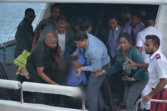 ސެޕްޓެމްބަރު 28، 2015: ހައްޖުގެ އަޅުކަން އަދާކުރެއްވުމަށް ސައުދީ އަރަބިއާއަށް ކުރެއްވި ދަތުރުފުޅަށްފަހު ރައީސް ޔާމީން ހުޅުލެއިން މާލެވަޑައިގަންނަވަނިކޮށް ލޯންޗުކޮޅުގައި އެއްޗެއްގޮވައި ހިނގި ހާދިސާގެ ތެރެއިން ---- ސަން ފޮޓޯ: ޔޫސުފް ސޮފްވާން