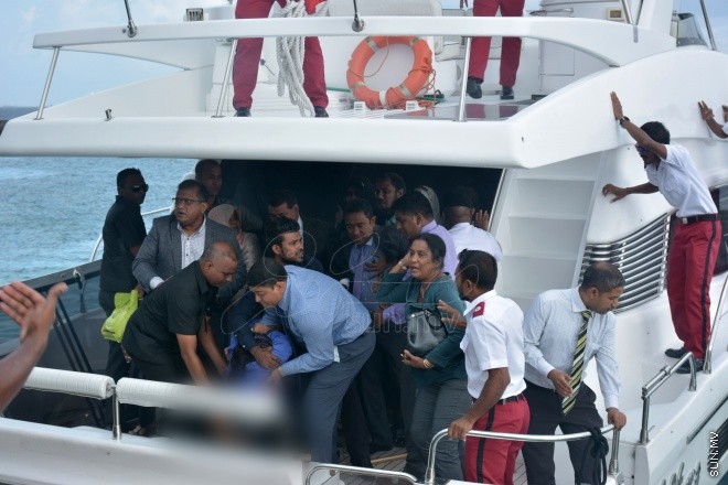 ސެޕްޓެމްބަރު 28، 2015: ހައްޖުގެ އަޅުކަން އަދާކުރެއްވުމަށް ސައުދީ އަރަބިއާއަށް ކުރެއްވި ދަތުރުފުޅަށްފަހު ރައީސް ޔާމީން ހުޅުލެއިން މާލެވަޑައިގަންނަވަނިކޮށް ލޯންޗުކޮޅުގައި އެއްޗެއްގޮވައި ހިނގި ހާދިސާގެ ތެރެއިން ---- ސަން ފޮޓޯ: ޔޫސުފް ސޮފްވާން
