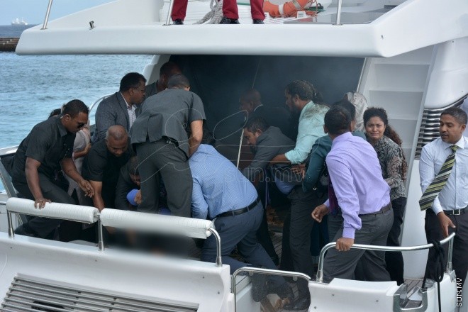 ސެޕްޓެމްބަރު 28، 2015: ހައްޖުގެ އަޅުކަން އަދާކުރެއްވުމަށް ސައުދީ އަރަބިއާއަށް ކުރެއްވި ދަތުރުފުޅަށްފަހު ރައީސް ޔާމީން ހުޅުލެއިން މާލެވަޑައިގަންނަވަނިކޮށް ލޯންޗުކޮޅުގައި އެއްޗެއްގޮވައި ހިނގި ހާދިސާގެ ތެރެއިން ---- ސަން ފޮޓޯ: ޔޫސުފް ސޮފްވާން