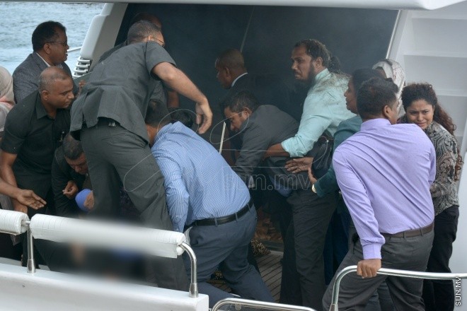 ސެޕްޓެމްބަރު 28، 2015: ހައްޖުގެ އަޅުކަން އަދާކުރެއްވުމަށް ސައުދީ އަރަބިއާއަށް ކުރެއްވި ދަތުރުފުޅަށްފަހު ރައީސް ޔާމީން ހުޅުލެއިން މާލެވަޑައިގަންނަވަނިކޮށް ލޯންޗުކޮޅުގައި އެއްޗެއްގޮވައި ހިނގި ހާދިސާގެ ތެރެއިން ---- ސަން ފޮޓޯ: ޔޫސުފް ސޮފްވާން