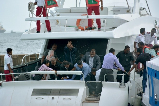 ސެޕްޓެމްބަރު 28، 2015: ހައްޖުގެ އަޅުކަން އަދާކުރެއްވުމަށް ސައުދީ އަރަބިއާއަށް ކުރެއްވި ދަތުރުފުޅަށްފަހު ރައީސް ޔާމީން ހުޅުލެއިން މާލެވަޑައިގަންނަވަނިކޮށް ލޯންޗުކޮޅުގައި އެއްޗެއްގޮވައި ހިނގި ހާދިސާގެ ތެރެއިން ---- ސަން ފޮޓޯ: ޔޫސުފް ސޮފްވާން