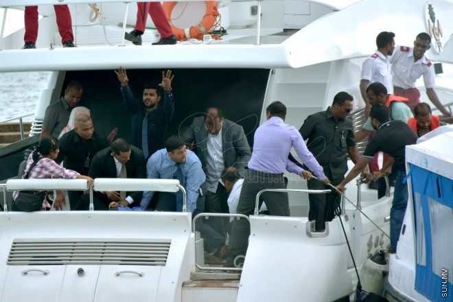 ސެޕްޓެމްބަރު 28، 2015: ހައްޖުގެ އަޅުކަން އަދާކުރެއްވުމަށް ސައުދީ އަރަބިއާއަށް ކުރެއްވި ދަތުރުފުޅަށްފަހު ރައީސް ޔާމީން ހުޅުލެއިން މާލެވަޑައިގަންނަވަނިކޮށް ލޯންޗުކޮޅުގައި އެއްޗެއްގޮވައި ހިނގި ހާދިސާގެ ތެރެއިން ---- ސަން ފޮޓޯ: ޔޫސުފް ސޮފްވާން
