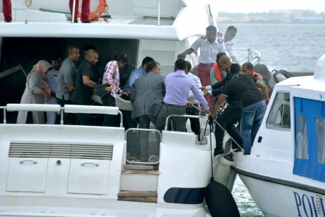 ސެޕްޓެމްބަރު 28، 2015: ހައްޖުގެ އަޅުކަން އަދާކުރެއްވުމަށް ސައުދީ އަރަބިއާއަށް ކުރެއްވި ދަތުރުފުޅަށްފަހު ރައީސް ޔާމީން ހުޅުލެއިން މާލެވަޑައިގަންނަވަނިކޮށް ލޯންޗުކޮޅުގައި އެއްޗެއްގޮވައި ހިނގި ހާދިސާގެ ތެރެއިން ---- ސަން ފޮޓޯ: ޔޫސުފް ސޮފްވާން