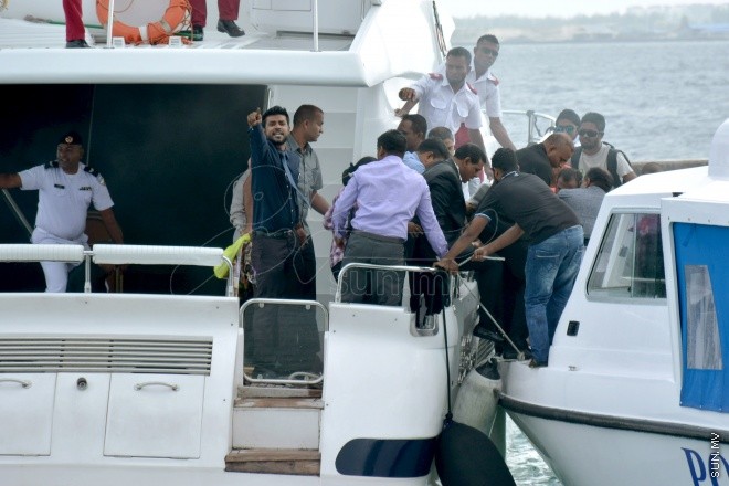 ސެޕްޓެމްބަރު 28، 2015: ހައްޖުގެ އަޅުކަން އަދާކުރެއްވުމަށް ސައުދީ އަރަބިއާއަށް ކުރެއްވި ދަތުރުފުޅަށްފަހު ރައީސް ޔާމީން ހުޅުލެއިން މާލެވަޑައިގަންނަވަނިކޮށް ލޯންޗުކޮޅުގައި އެއްޗެއްގޮވައި ހިނގި ހާދިސާގެ ތެރެއިން ---- ސަން ފޮޓޯ: ޔޫސުފް ސޮފްވާން