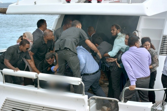 ސެޕްޓެމްބަރު 28، 2015: ހައްޖުގެ އަޅުކަން އަދާކުރެއްވުމަށް ސައުދީ އަރަބިއާއަށް ކުރެއްވި ދަތުރުފުޅަށްފަހު ރައީސް ޔާމީން ހުޅުލެއިން މާލެވަޑައިގަންނަވަނިކޮށް ލޯންޗުކޮޅުގައި އެއްޗެއްގޮވައި ހިނގި ހާދިސާގެ ތެރެއިން ---- ސަން ފޮޓޯ: ޔޫސުފް ސޮފްވާން
