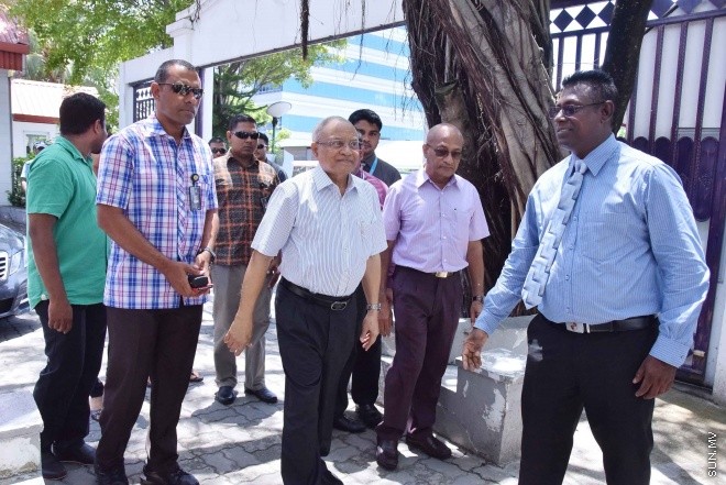 ސެޕްޓެމްބަރު 28، 2015: ހައްޖުގެ އަޅުކަން އަދާކުރެއްވުމަށް ސައުދީ އަރަބިއާއަށް ކުރެއްވި ދަތުރުފުޅަށްފަހު ރައީސް ޔާމީން ހުޅުލެއިން މާލެވަޑައިގަންނަވަނިކޮށް ލޯންޗުކޮޅުގައި އެއްޗެއްގޮވައި ހިނގި ހާދިސާގެ ތެރެއިން ---- ސަން ފޮޓޯ: ފަޔާޒު މޫސާ