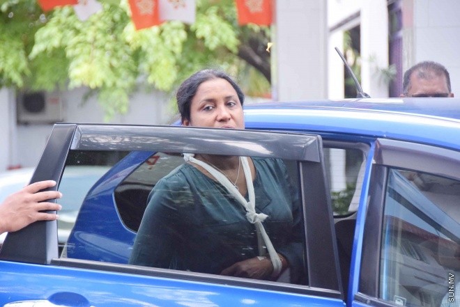 ސެޕްޓެމްބަރު 28، 2015: ހައްޖުގެ އަޅުކަން އަދާކުރެއްވުމަށް ސައުދީ އަރަބިއާއަށް ކުރެއްވި ދަތުރުފުޅަށްފަހު ރައީސް ޔާމީން ހުޅުލެއިން މާލެވަޑައިގަންނަވަނިކޮށް ލޯންޗުކޮޅުގައި އެއްޗެއްގޮވައި ހިނގި ހާދިސާގެ ތެރެއިން ---- ސަން ފޮޓޯ: ފަޔާޒު މޫސާ