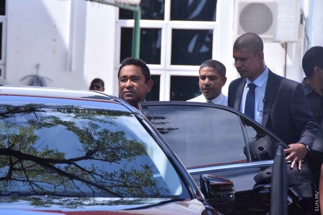 ސެޕްޓެމްބަރު 28، 2015: ހައްޖުގެ އަޅުކަން އަދާކުރެއްވުމަށް ސައުދީ އަރަބިއާއަށް ކުރެއްވި ދަތުރުފުޅަށްފަހު ރައީސް ޔާމީން ހުޅުލެއިން މާލެވަޑައިގަންނަވަނިކޮށް ލޯންޗުކޮޅުގައި އެއްޗެއްގޮވައި ހިނގި ހާދިސާގެ ތެރެއިން ---- ސަން ފޮޓޯ: ފަޔާޒު މޫސާ
