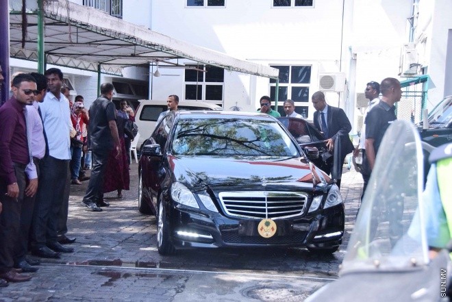 ސެޕްޓެމްބަރު 28، 2015: ހައްޖުގެ އަޅުކަން އަދާކުރެއްވުމަށް ސައުދީ އަރަބިއާއަށް ކުރެއްވި ދަތުރުފުޅަށްފަހު ރައީސް ޔާމީން ހުޅުލެއިން މާލެވަޑައިގަންނަވަނިކޮށް ލޯންޗުކޮޅުގައި އެއްޗެއްގޮވައި ހިނގި ހާދިސާގެ ތެރެއިން ---- ސަން ފޮޓޯ: ފަޔާޒު މޫސާ