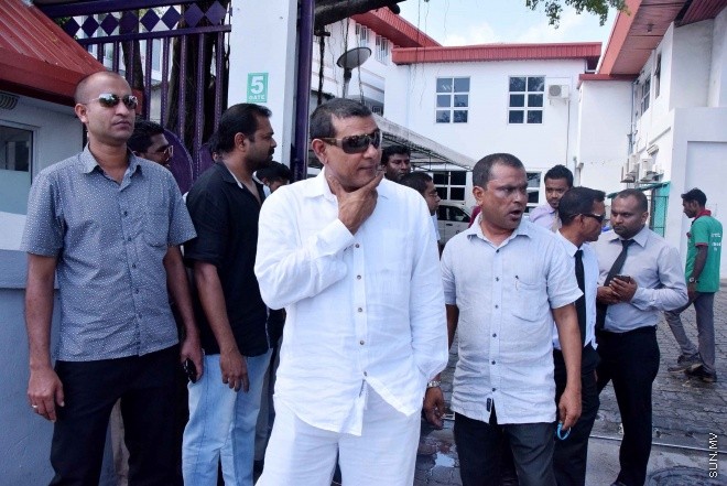 ސެޕްޓެމްބަރު 28، 2015: ހައްޖުގެ އަޅުކަން އަދާކުރެއްވުމަށް ސައުދީ އަރަބިއާއަށް ކުރެއްވި ދަތުރުފުޅަށްފަހު ރައީސް ޔާމީން ހުޅުލެއިން މާލެވަޑައިގަންނަވަނިކޮށް ލޯންޗުކޮޅުގައި އެއްޗެއްގޮވައި ހިނގި ހާދިސާގެ ތެރެއިން ---- ސަން ފޮޓޯ: ފަޔާޒު މޫސާ
