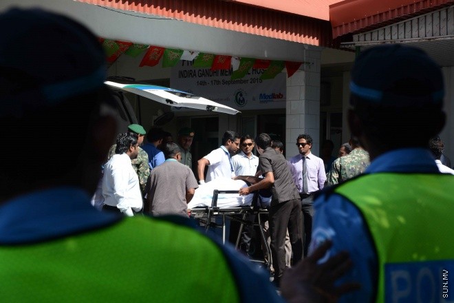 ސެޕްޓެމްބަރު 28، 2015: ހައްޖުގެ އަޅުކަން އަދާކުރެއްވުމަށް ސައުދީ އަރަބިއާއަށް ކުރެއްވި ދަތުރުފުޅަށްފަހު ރައީސް ޔާމީން ހުޅުލެއިން މާލެވަޑައިގަންނަވަނިކޮށް ލޯންޗުކޮޅުގައި އެއްޗެއްގޮވައި ހިނގި ހާދިސާގެ ތެރެއިން ---- ސަން ފޮޓޯ: ފަޔާޒު މޫސާ