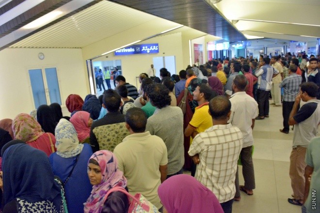ސެޕްޓެމްބަރ 28، 2015: 1436 ވަނަ އަހަރުގެ ހައްޖުގެ މަތިވެރި އަޅުކަމަށް ދިޔަ ދިވެހި ހައްޖާޖީންގެ ފުރަތަމަ ގުރޫޕު އެންބުރި އައުމަށްފަހު ހުޅުލޭ އެއާޕޯޓުގައި -- ސަންފޮޓޯ/ އަލީ ނަސީރު