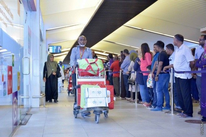 ސެޕްޓެމްބަރ 28، 2015: 1436 ވަނަ އަހަރުގެ ހައްޖުގެ މަތިވެރި އަޅުކަމަށް ދިޔަ ދިވެހި ހައްޖާޖީންގެ ފުރަތަމަ ގުރޫޕު އެންބުރި އައުމަށްފަހު ހުޅުލޭ އެއާޕޯޓުގައި -- ސަންފޮޓޯ/ އަލީ ނަސީރު