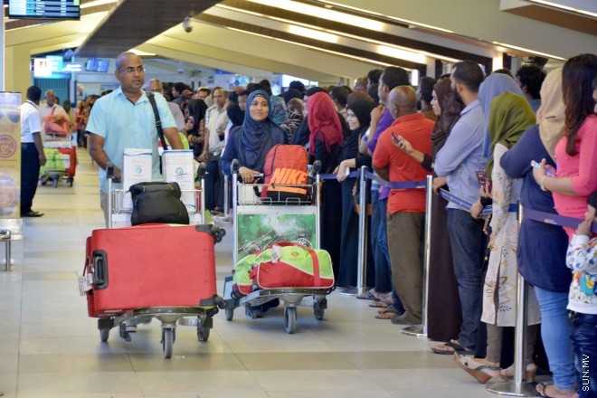 ސެޕްޓެމްބަރ 28، 2015: 1436 ވަނަ އަހަރުގެ ހައްޖުގެ މަތިވެރި އަޅުކަމަށް ދިޔަ ދިވެހި ހައްޖާޖީންގެ ފުރަތަމަ ގުރޫޕު އެންބުރި އައުމަށްފަހު ހުޅުލޭ އެއާޕޯޓުގައި -- ސަންފޮޓޯ/ އަލީ ނަސީރު