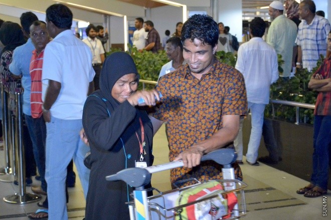 ސެޕްޓެމްބަރ 28، 2015: 1436 ވަނަ އަހަރުގެ ހައްޖުގެ މަތިވެރި އަޅުކަމަށް ދިޔަ ދިވެހި ހައްޖާޖީންގެ ފުރަތަމަ ގުރޫޕު އެންބުރި އައުމަށްފަހު ހުޅުލޭ އެއާޕޯޓުގައި -- ސަންފޮޓޯ/ އަލީ ނަސީރު