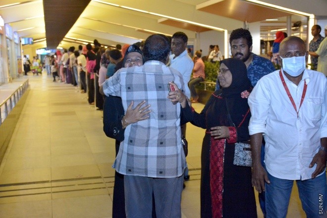 ސެޕްޓެމްބަރ 28، 2015: 1436 ވަނަ އަހަރުގެ ހައްޖުގެ މަތިވެރި އަޅުކަމަށް ދިޔަ ދިވެހި ހައްޖާޖީންގެ ފުރަތަމަ ގުރޫޕު އެންބުރި އައުމަށްފަހު ހުޅުލޭ އެއާޕޯޓުގައި -- ސަންފޮޓޯ/ އަލީ ނަސީރު