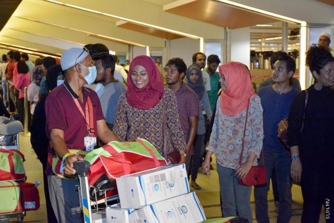 ސެޕްޓެމްބަރ 28، 2015: 1436 ވަނަ އަހަރުގެ ހައްޖުގެ މަތިވެރި އަޅުކަމަށް ދިޔަ ދިވެހި ހައްޖާޖީންގެ ފުރަތަމަ ގުރޫޕު އެންބުރި އައުމަށްފަހު ހުޅުލޭ އެއާޕޯޓުގައި -- ސަންފޮޓޯ/ އަލީ ނަސީރު